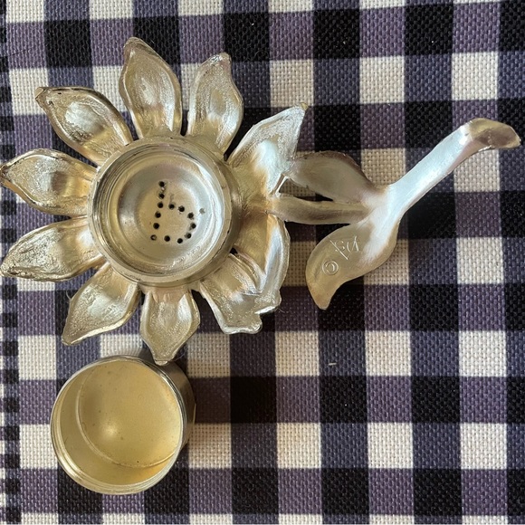 Vintage Delli Inc Silver Plated Sunflower 🌻 Salt & Pepper Shakers - Picture 8 of 16